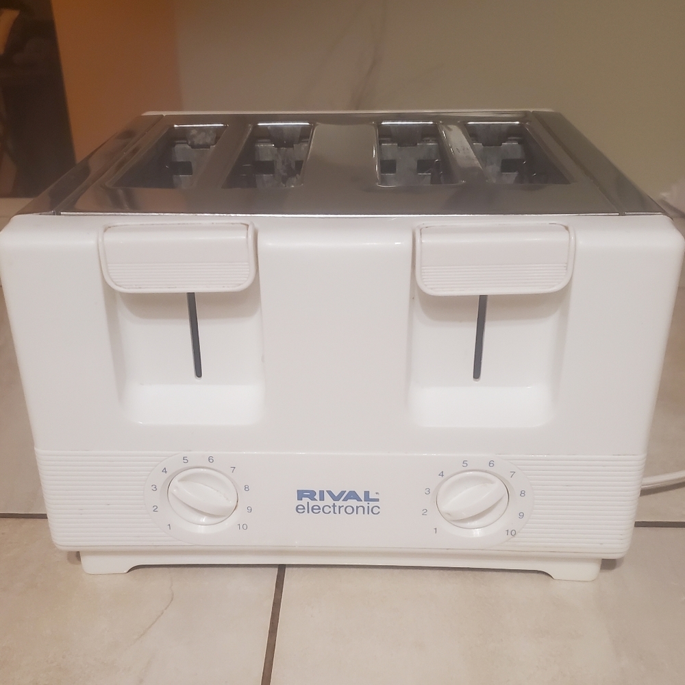 Vintage white & Chrome Rival TT940 Dual Control 4 SLot Toaster